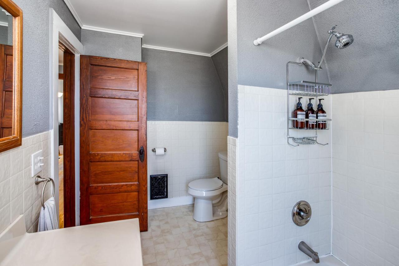 Spacious Home With In-Unit Laundry, Parking, 1Gb Wifi, & Patio Deck ロチェスター エクステリア 写真