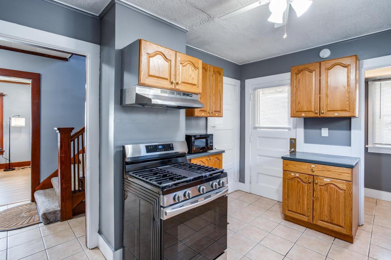 Spacious Home With In-Unit Laundry, Parking, 1Gb Wifi, & Patio Deck ロチェスター エクステリア 写真