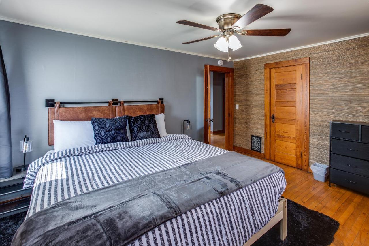 Spacious Home With In-Unit Laundry, Parking, 1Gb Wifi, & Patio Deck ロチェスター エクステリア 写真