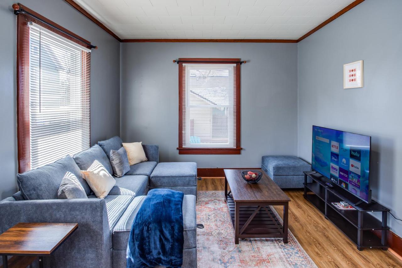 Spacious Home With In-Unit Laundry, Parking, 1Gb Wifi, & Patio Deck ロチェスター エクステリア 写真