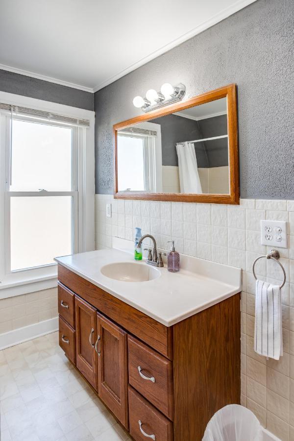Spacious Home With In-Unit Laundry, Parking, 1Gb Wifi, & Patio Deck ロチェスター エクステリア 写真